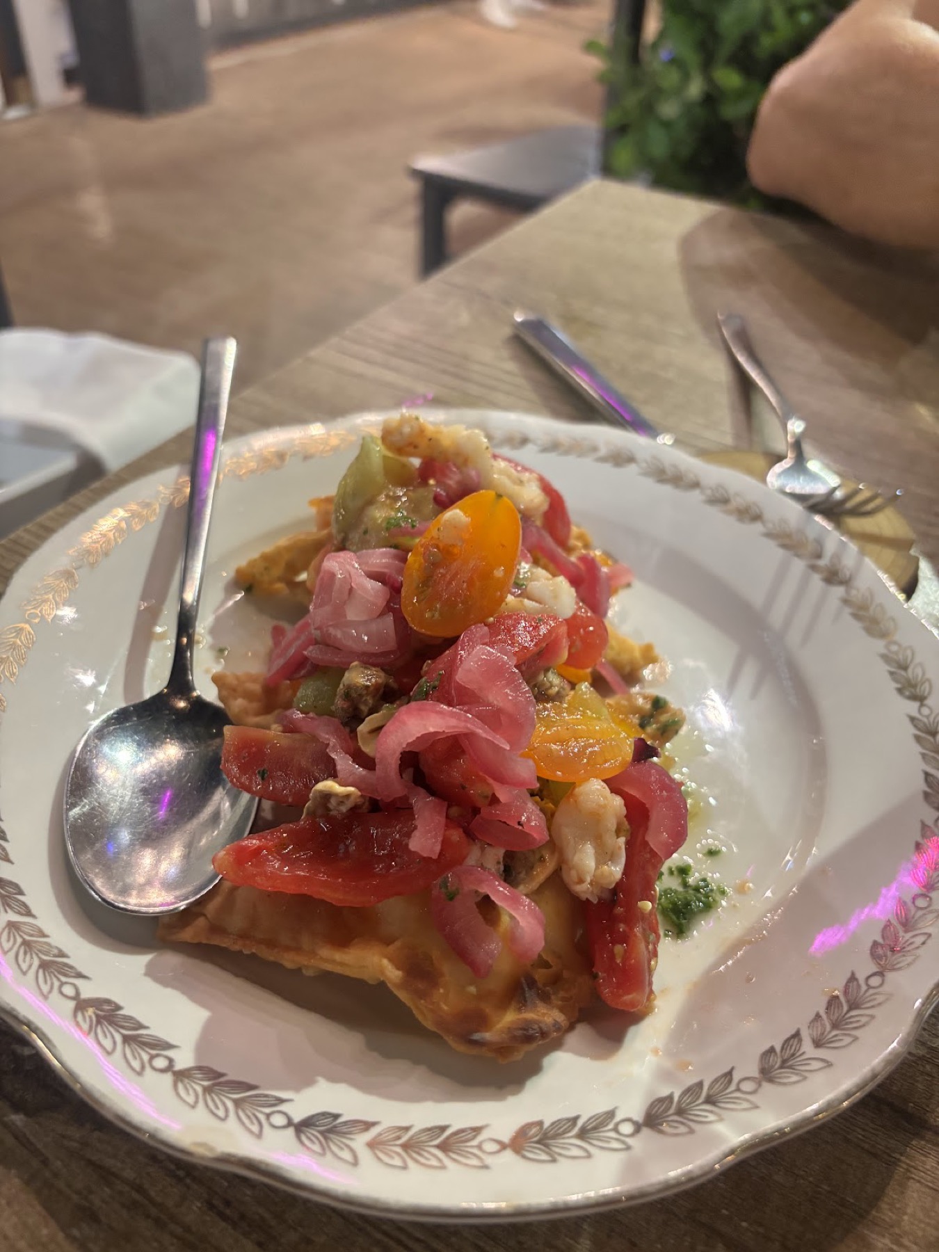 Antipasto di Salicornia con pomodori, cipolla rossa e crostata salata
