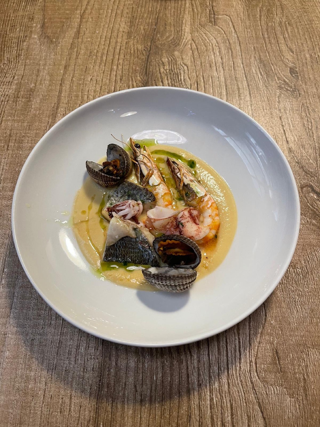 Piatto di pesce misto di Salicornia: branzino, gamberi, vongole e calamari